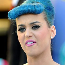 Katy Perry de cabello azul y peinados de los 50's