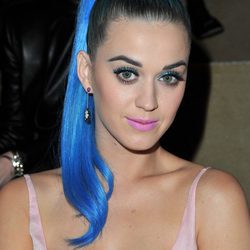 Katy Perry con cola de caballo azul