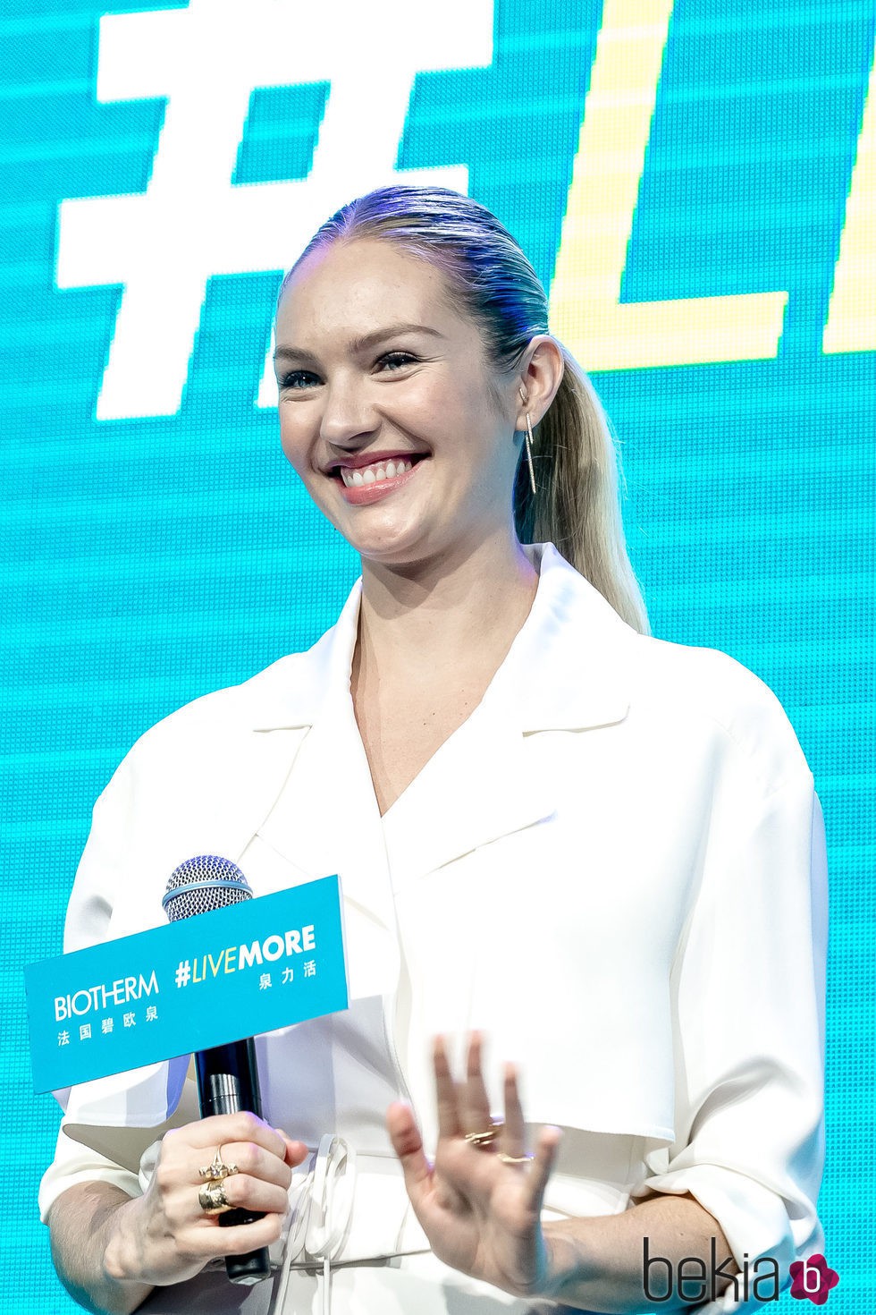 Candice Swanepoel con una coleta tras anunciar su embarazo