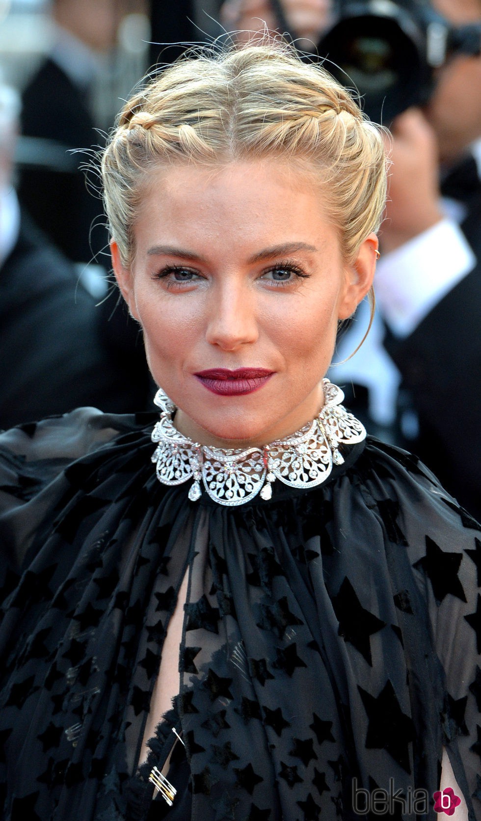 Sienna Miller con estilo griego gotico en 2015 en Cannes 