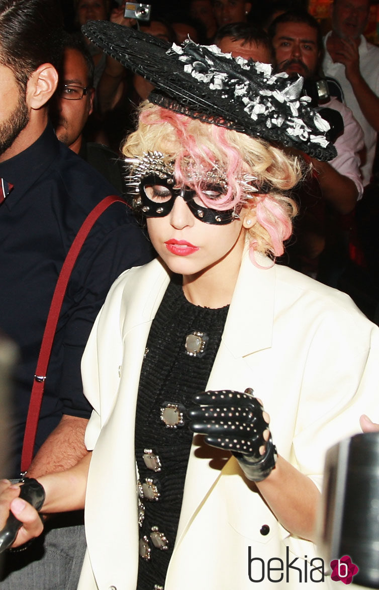 Lady Gaga con pelo rubio y rosa y pamela 