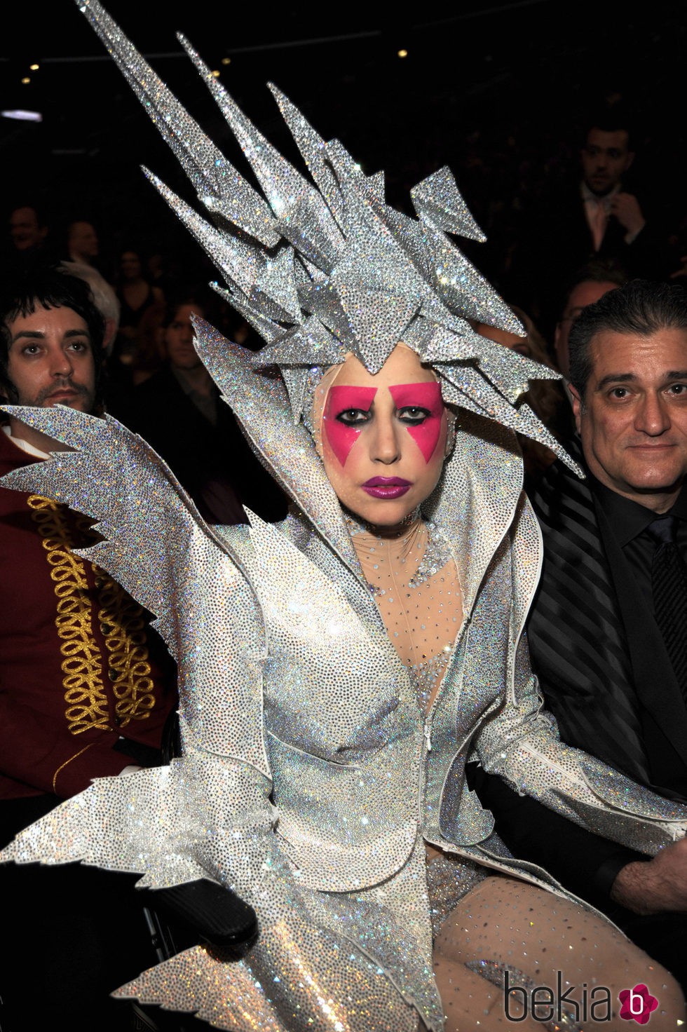 Lady Gaga con un tocado de meteorito en la cabeza 