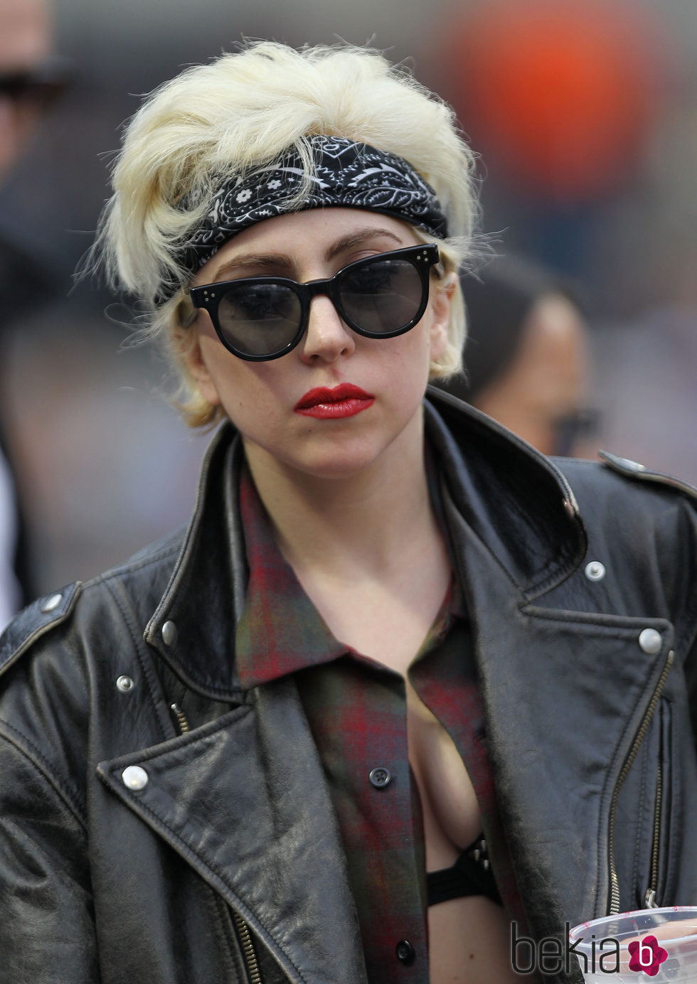 Lady Gaga con look masculino pañuelo y gafas 