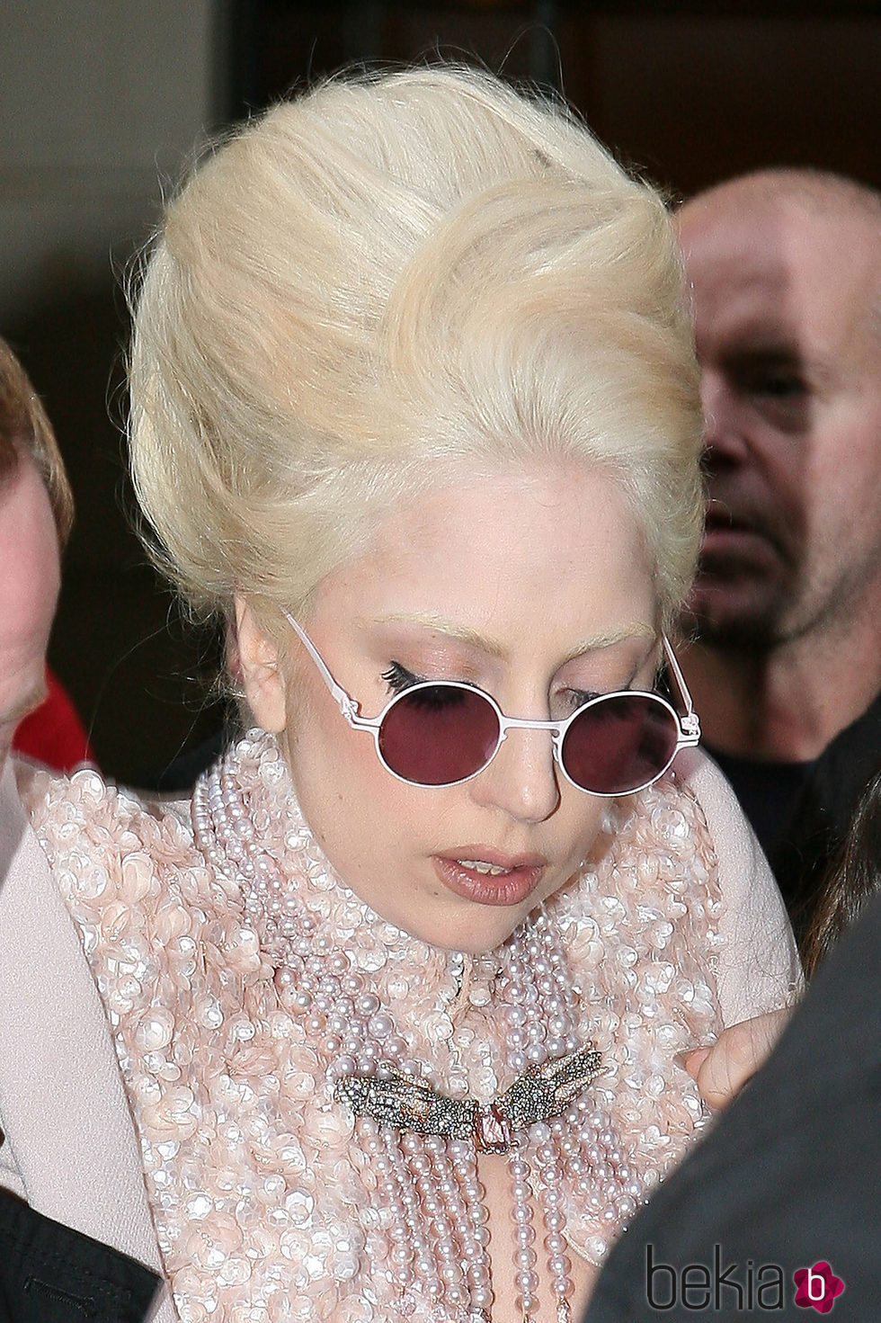 Lady Gaga con un updo extremo en blanco