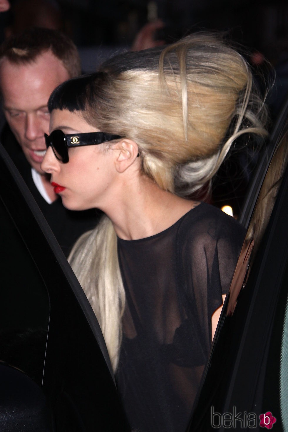 Lady Gaga con moño rubio y flequillo negro 