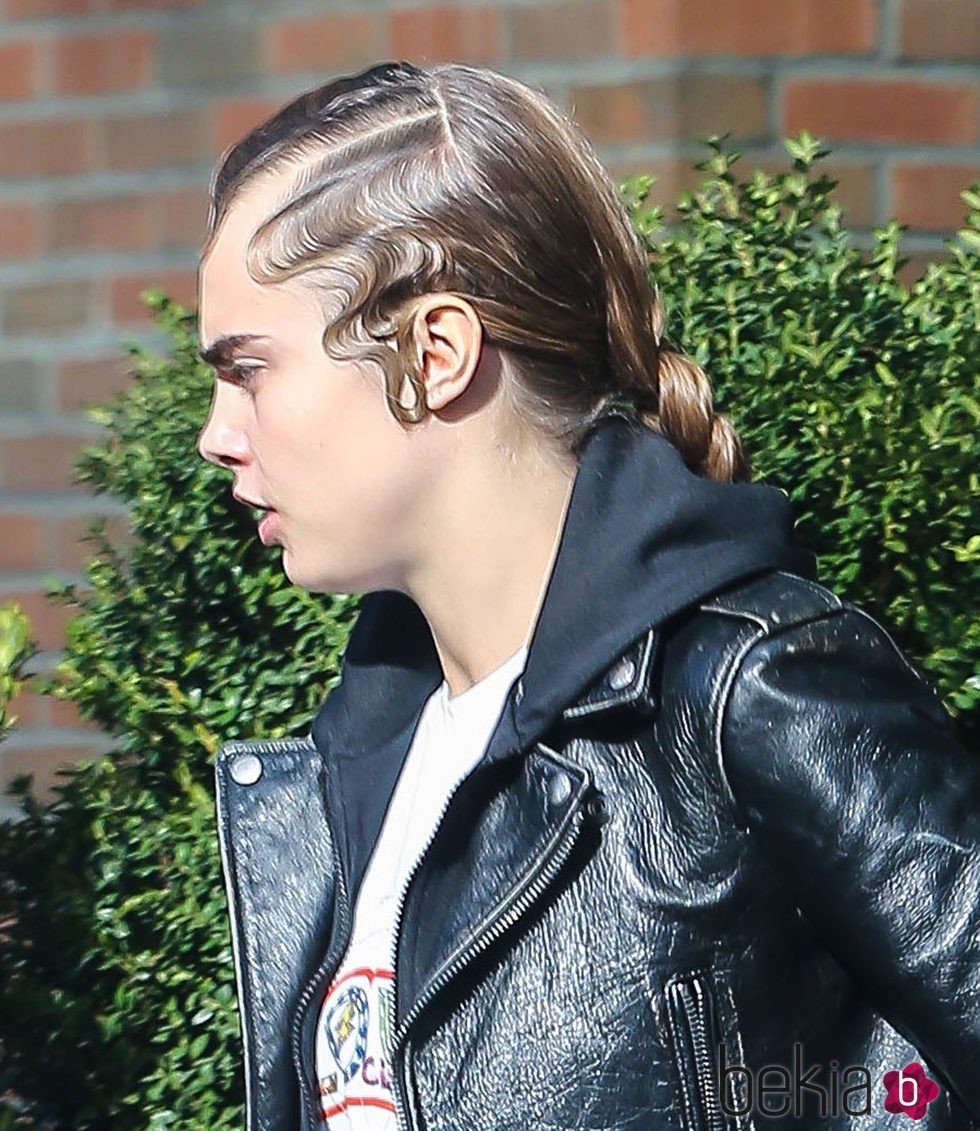 Cara Delevingne en las calles de Nueva York con ondas al agua