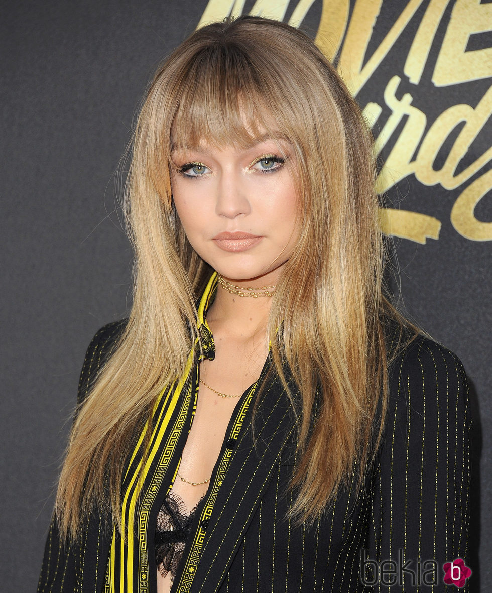 Gigi Hadid con falso flequillo en MTV Movie Awards 2016