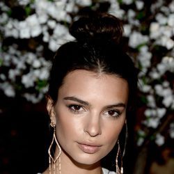 Emily Ratajkowski en alice + olivia By Stacey Bendet And Neiman Marcus