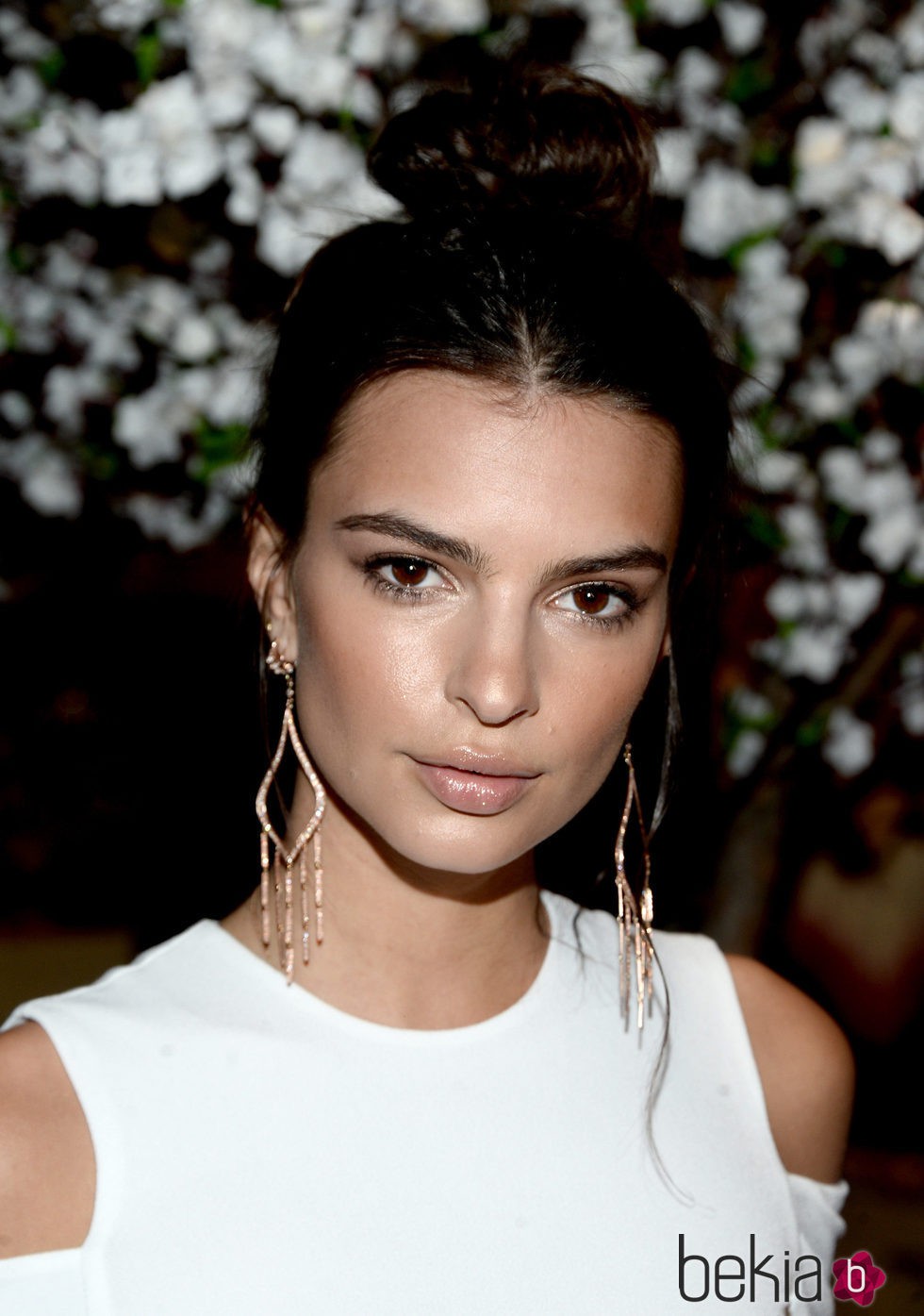 Emily Ratajkowski en alice + olivia By Stacey Bendet And Neiman Marcus