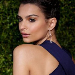 Emily Ratajkowski en 2015 American Theatre Wing's 69th Annual Tony Awards