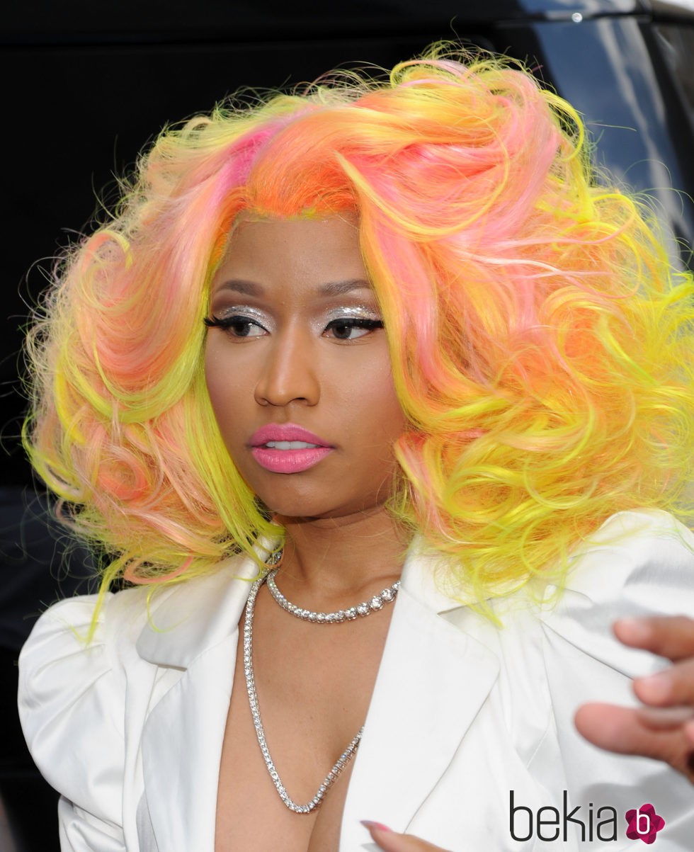 Nicki Minaj con pelo fluor en American Idol 2012