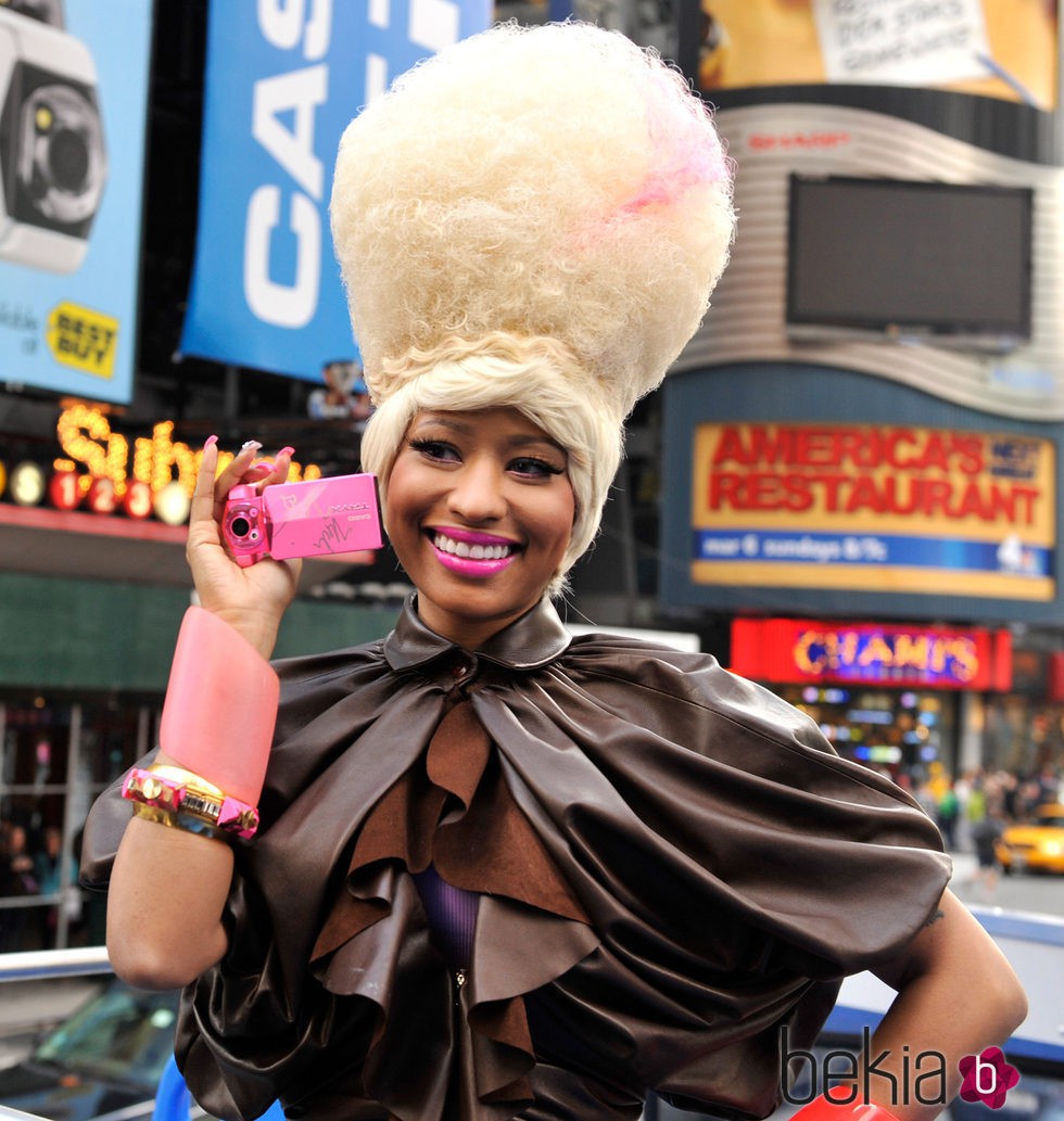 Nicki Minaj presentando TRYX digital camera billboard en 2011