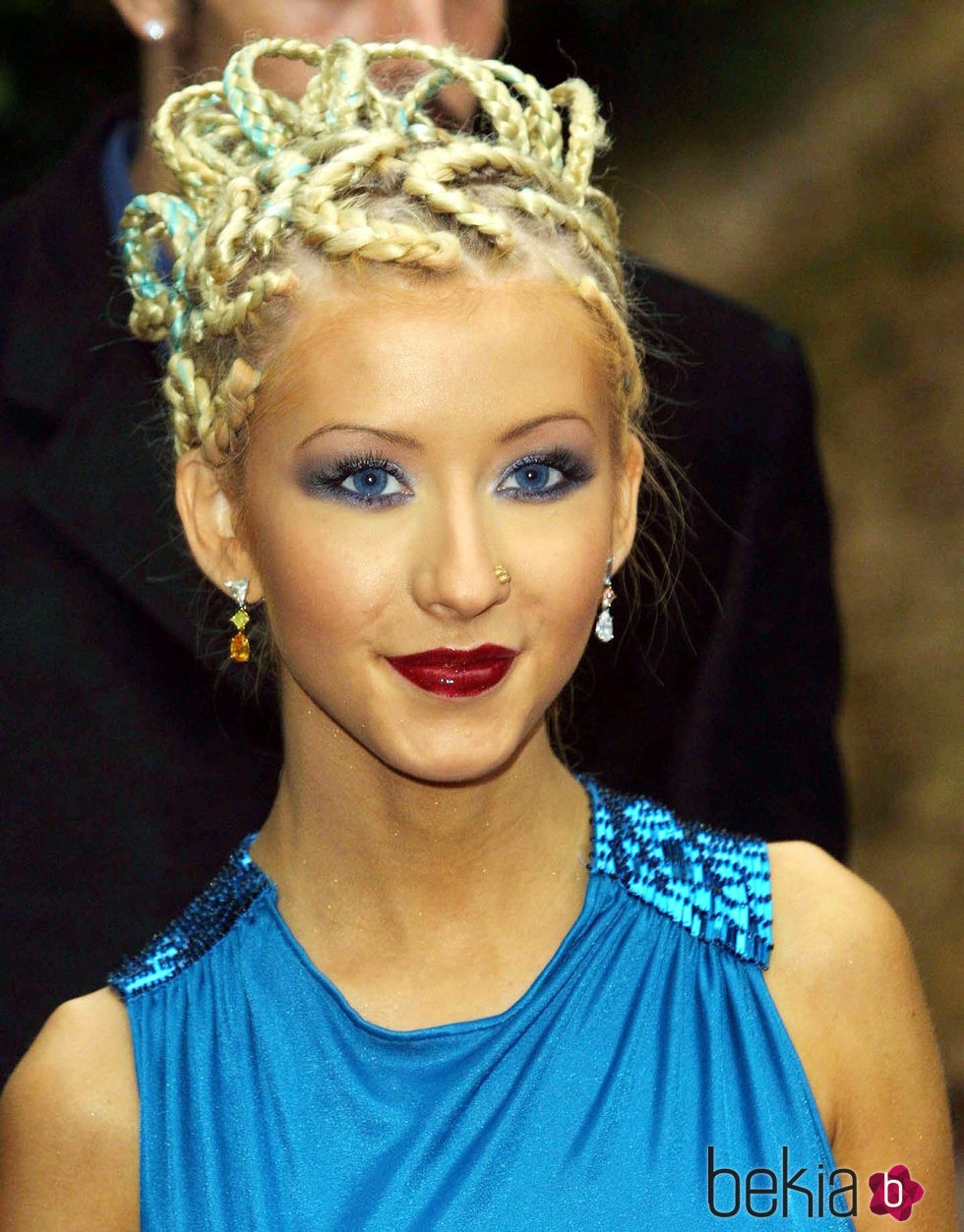 Christina Aguilera con moño de trenzas de raíz