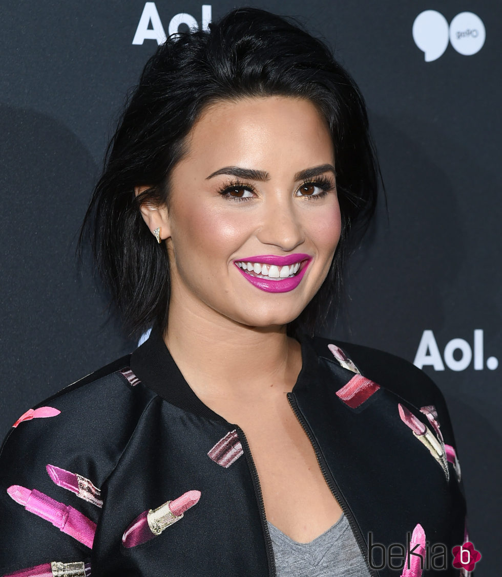 Demi Lovato con un maquillaje muy natural y un labial fucsia intenso