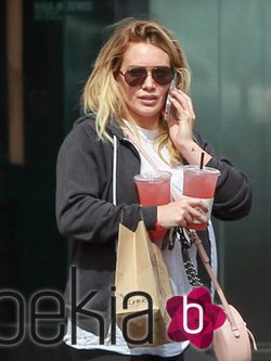 Hilary Duff caminando en California