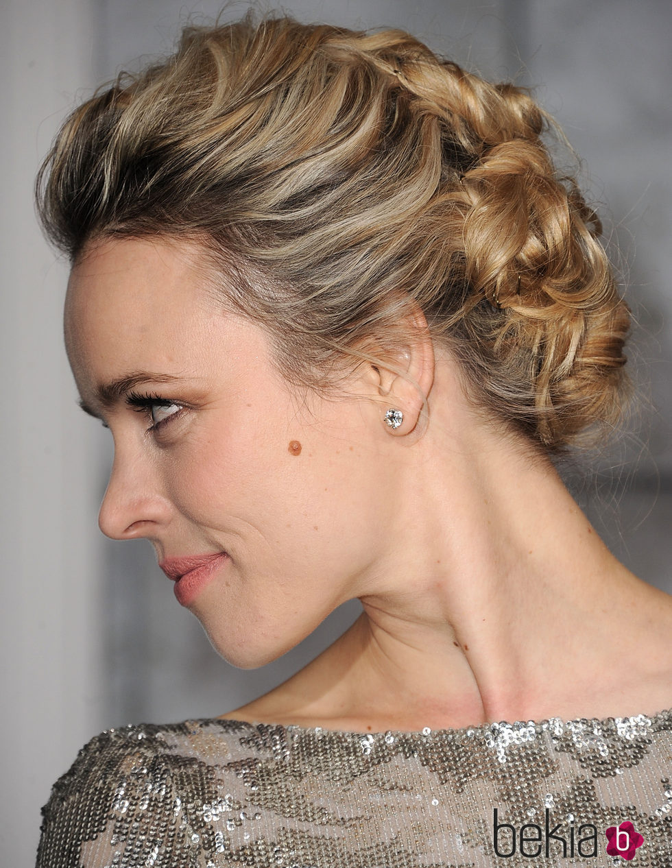 Rachel McAdams con un recogido lazado y parte superior abombada