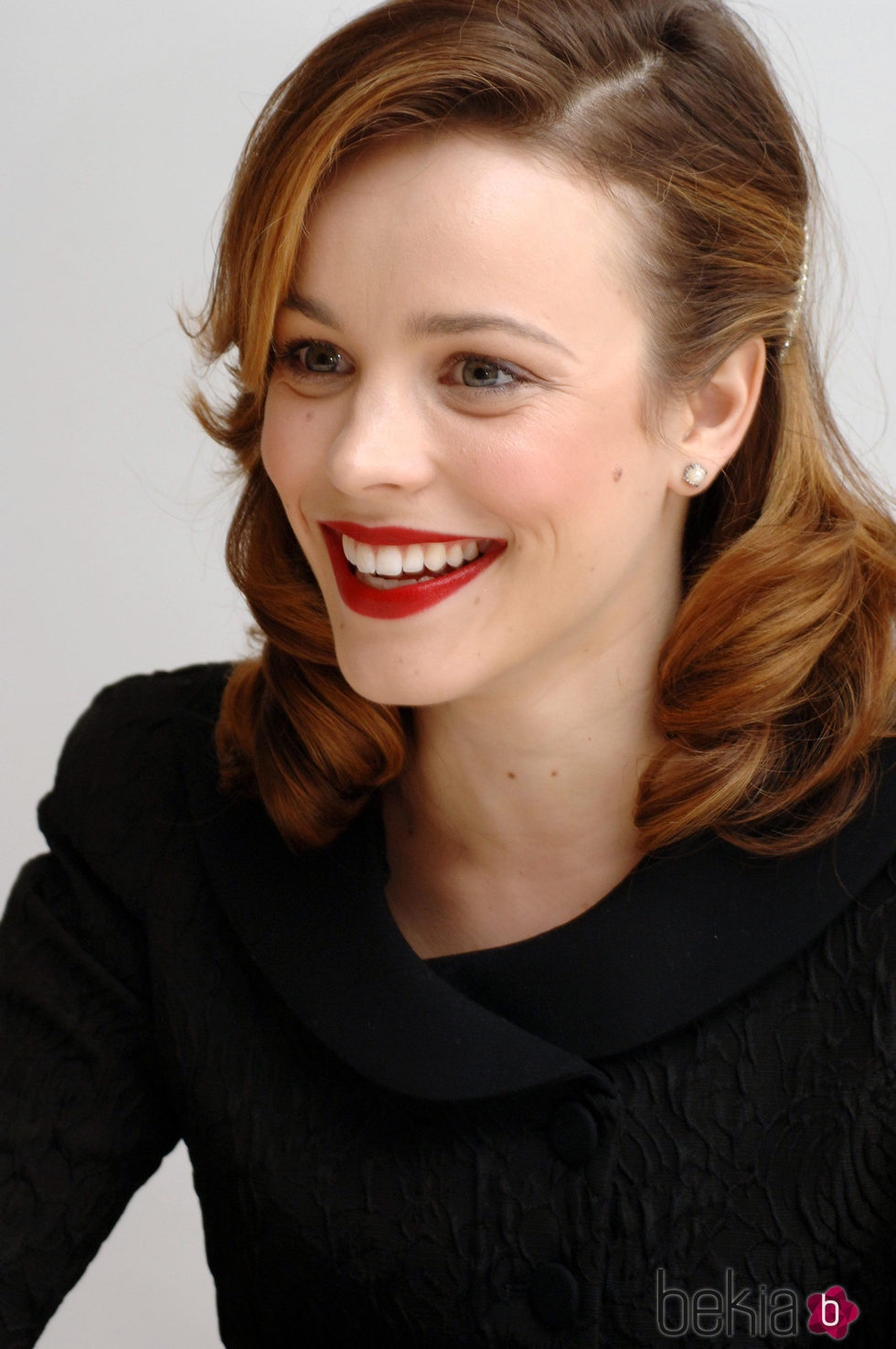 Rachel McAdams con un 'make up' clásico y un peinado 'old Hollywood'