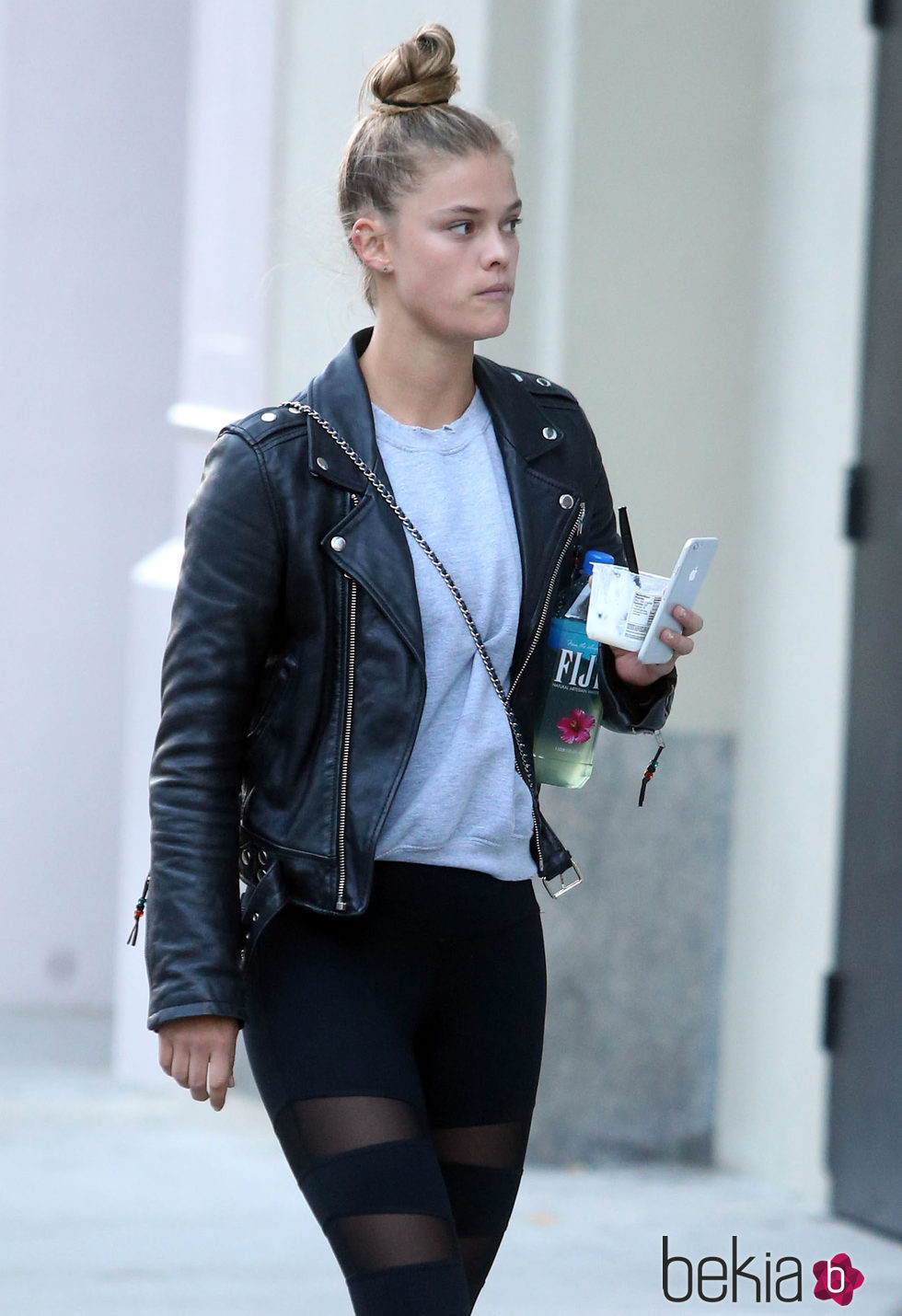 Nina Agdal paseando por Nueva York con un moño alto