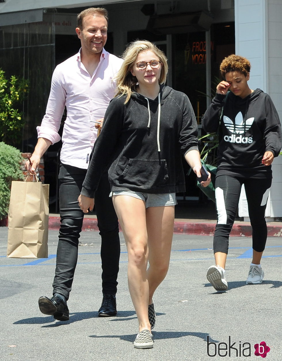 Chloe Moretz con gafas de ver y sin maquillaje por Los Angeles