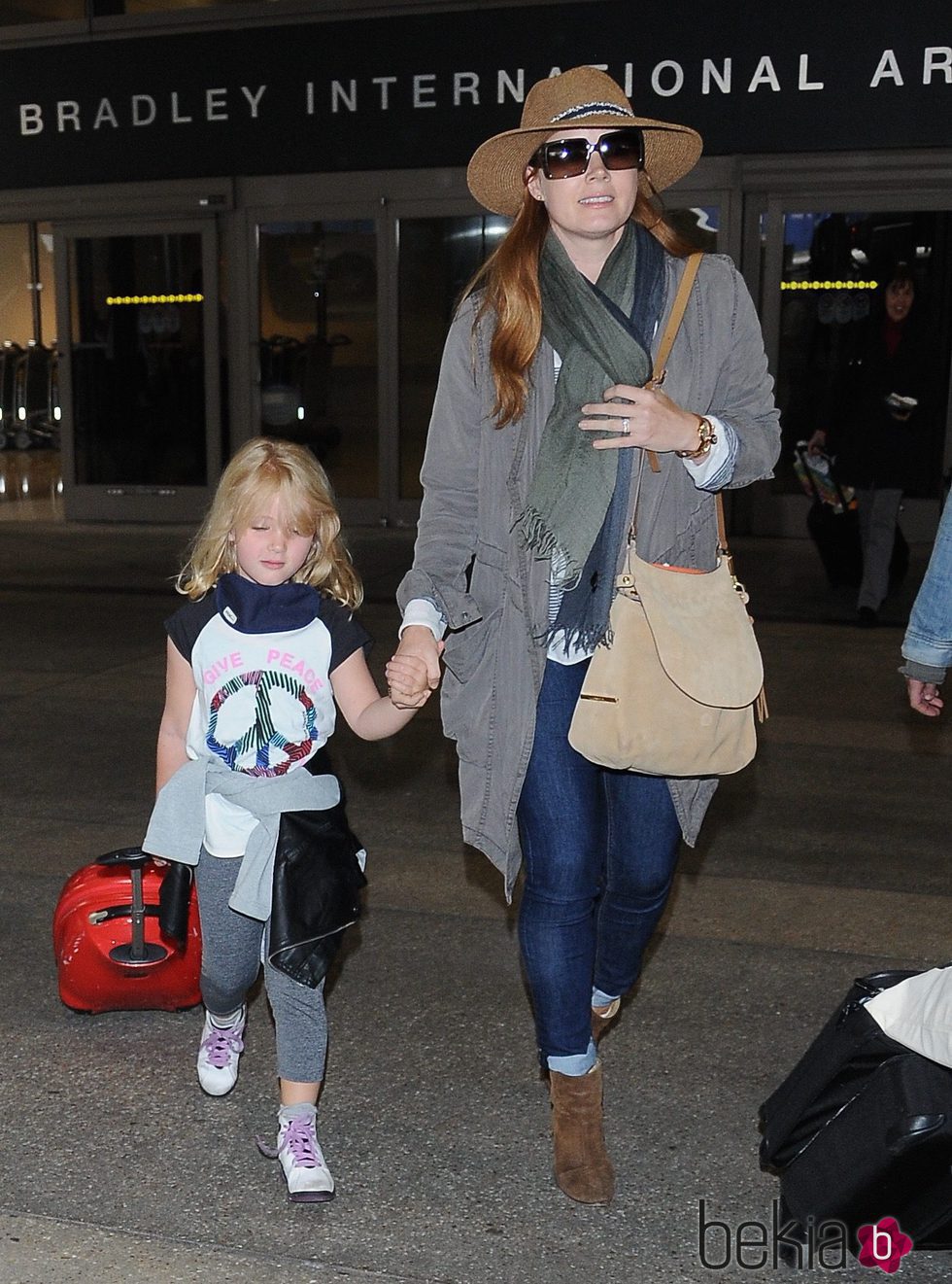 Amy Adams con la piel seca en el aeropuerto de Los Angeles