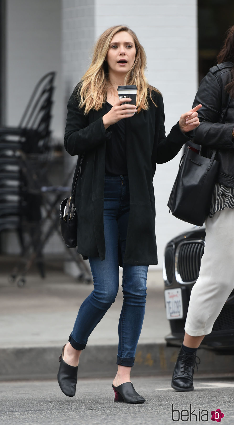 Elizabeth Olsen con ojeras tomando café en Los Angeles