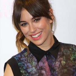 Blanca Suárez con flequillo  ladeado y coleta 