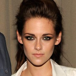 Kristen Stewart con un moño y volumen en la parte superior