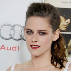 Kristen Stewart con coleta baja y volumen en la parte superior