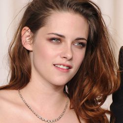 Kristen Stewart con pelo suelto hacia un lado