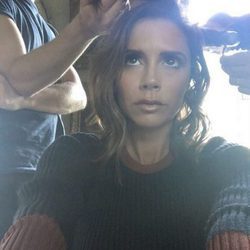 Victoria Beckham en la peluquería cortándose la melena para tener un long bob