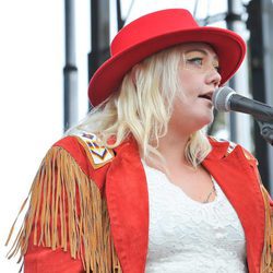 Elle King: la reina de los peinados y sombreros horteras