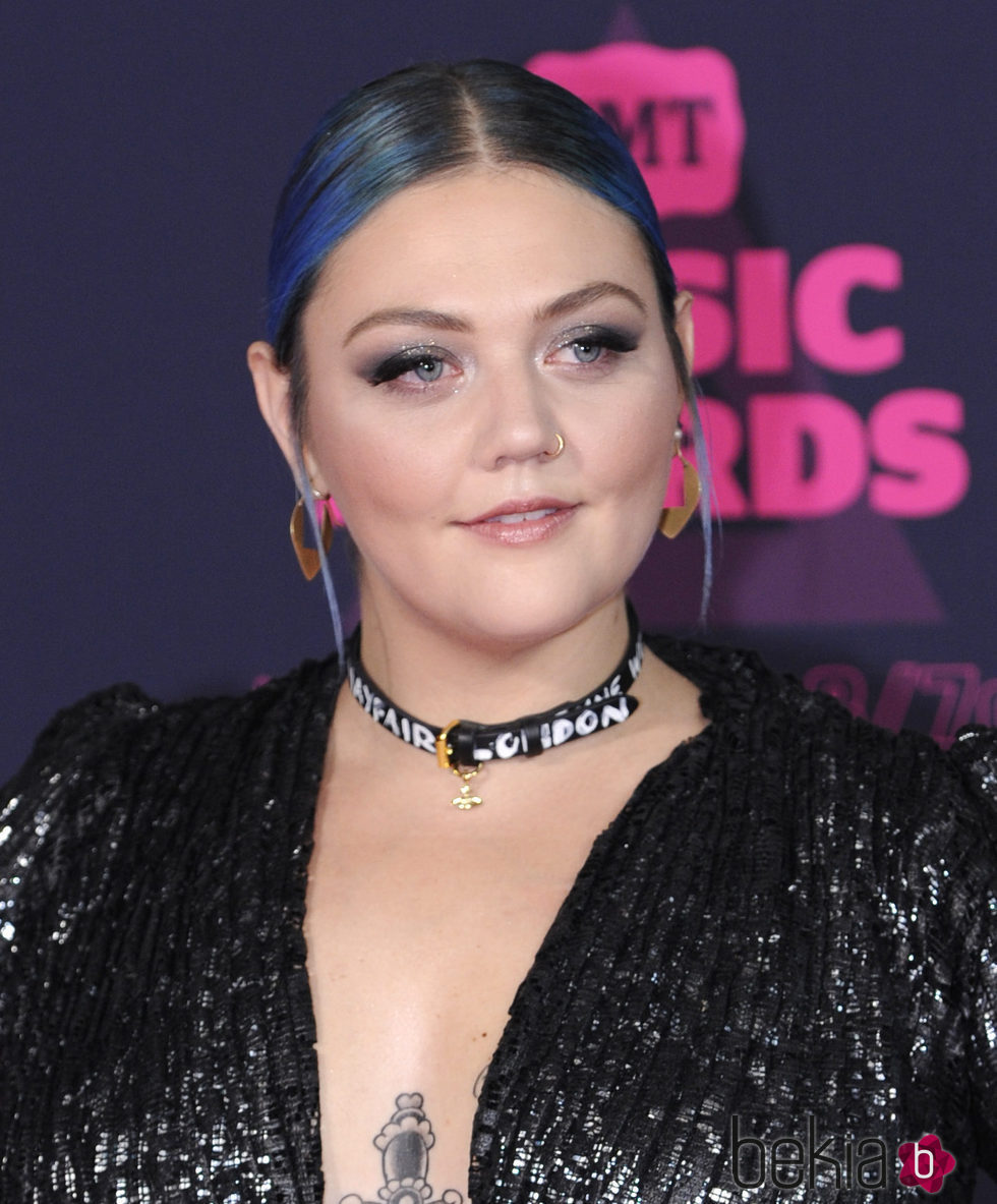 Elle King con el pelo multicolor en los CMT Music Awards 2016