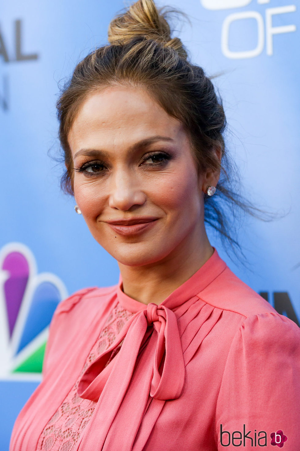 Jennifer Lopez en la presentación de 'Shades of Blue' con un moño