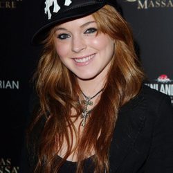 Lindsay Lohan con una gorra negra y peinado suelto