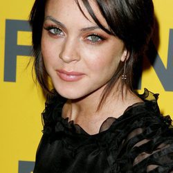 Lindsay Lohan con el cabello negro y recogido