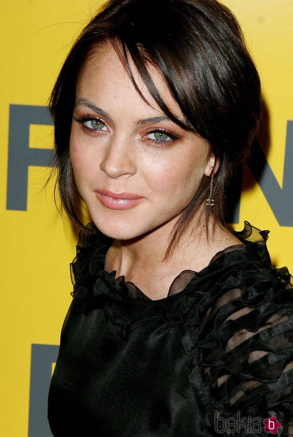 Lindsay Lohan con el cabello negro y recogido