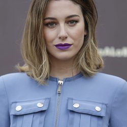 Blanca Suárez con un maquillaje sencillo y un labial potente en tono violeta