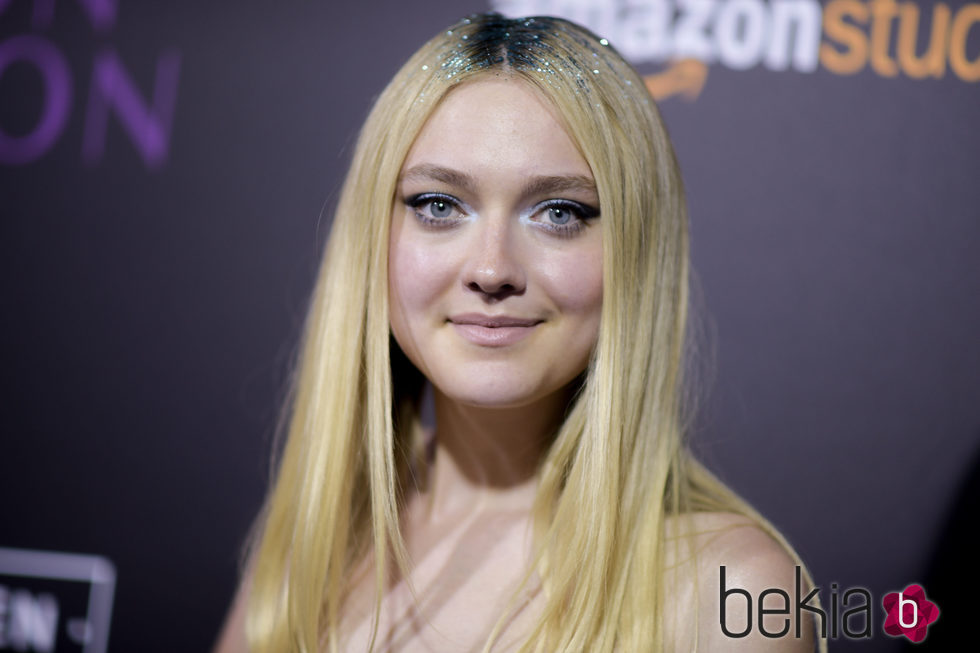 Dakota Fanning en un evento con las raíces brillantes