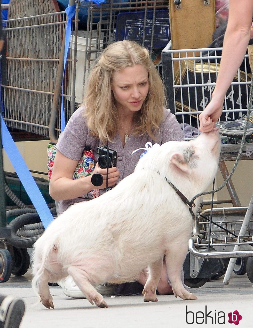 Amanda Seyfried con un look aviejado en el rodaje de 'The Clapper'