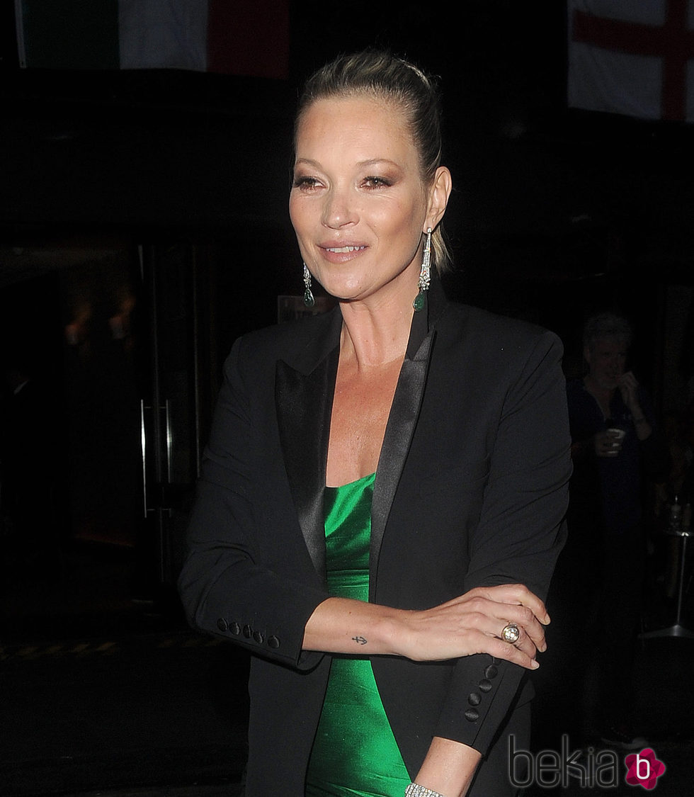 Kate Moss con una sombra de ojos desastrosa en la noche de Londres