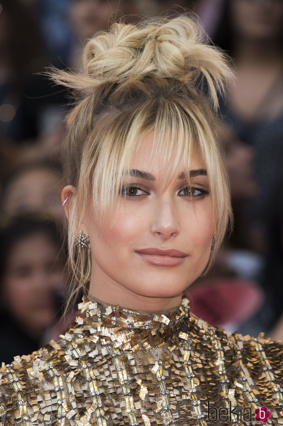 Hailey Baldwin con un recogido despelujado en los iHeartRadio MuchMusic Video Awards 2016