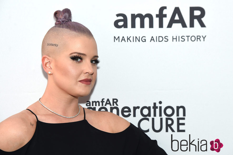 Kelly Osbourne en una Gala amfAR en Nueva York con la cabeza rapada y un moño