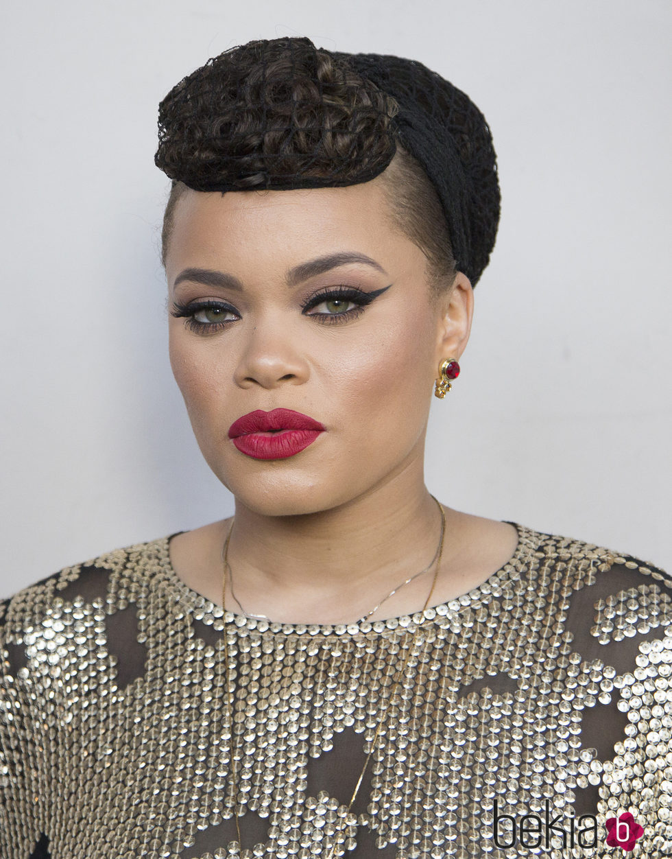 Andra Day en la gala de los Women Of Influence Awards 2016 con el pelo recogido