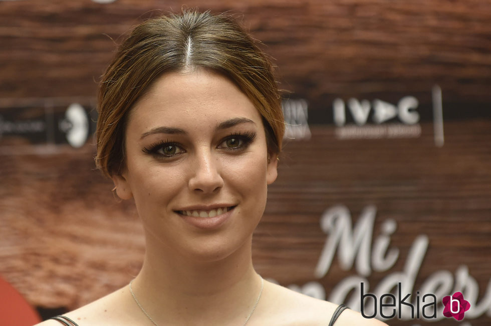 Blanca Suárez con beauty look en peinado de recogido con moño bajo