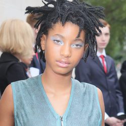 Willow Smith con un make up en azul metal