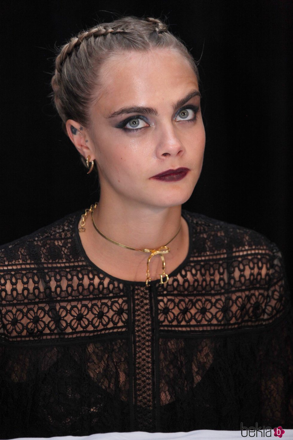 Cara Delevingne con un beauty look de corona de trenzas