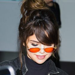 Selena Gomez con gafas naranjas en Tokio