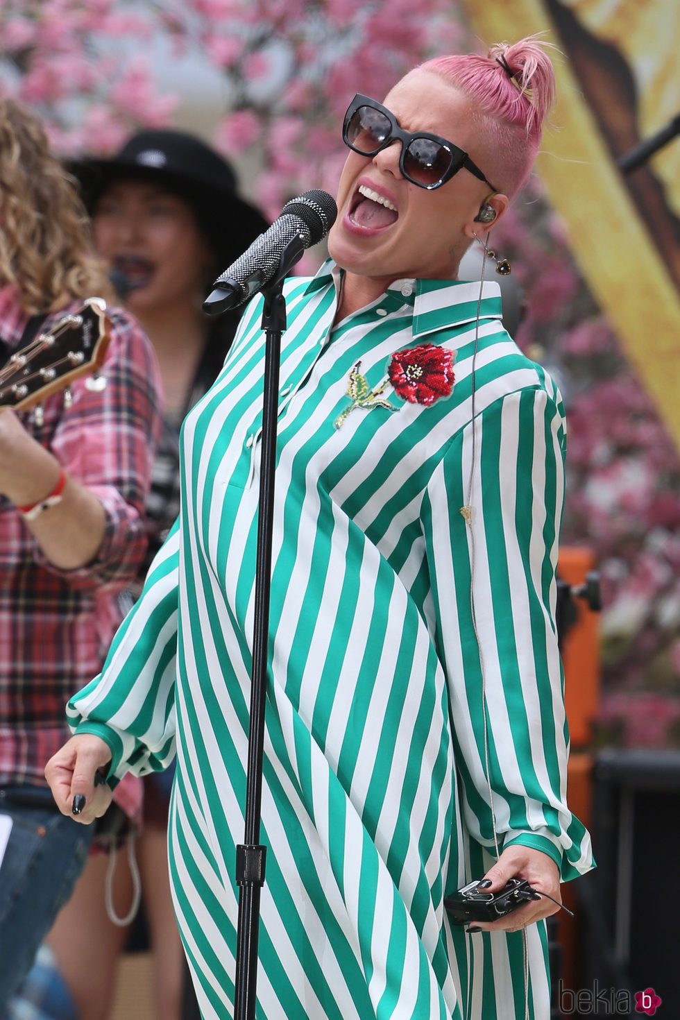 Pink actuando en Hollywood Boulevard