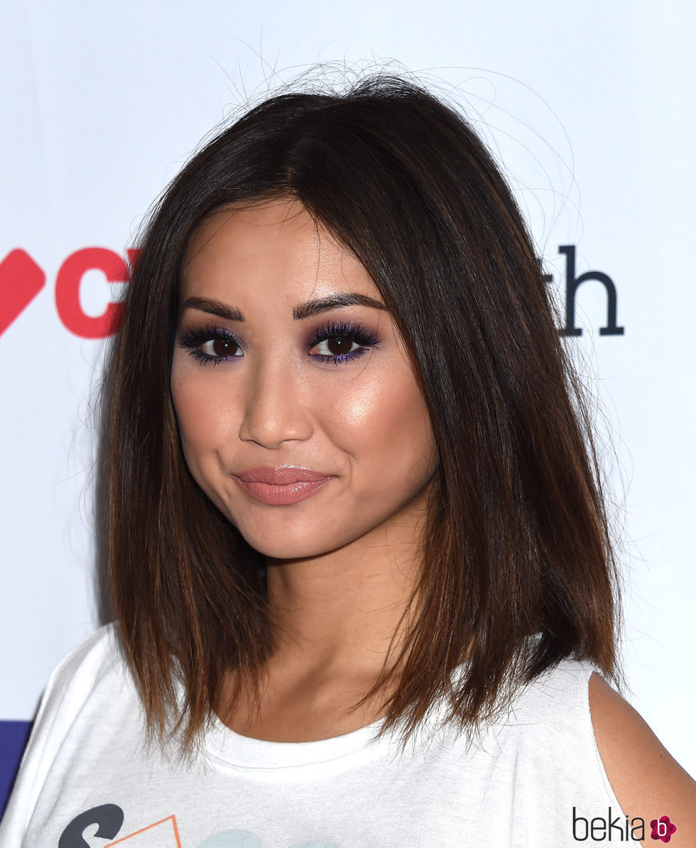 Brenda Song con un look en tonos violetas