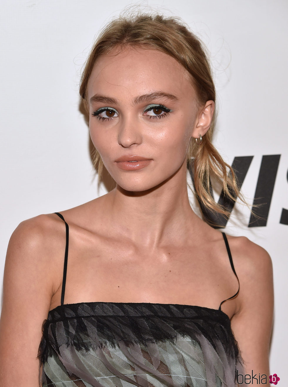 Lily Rose Depp con un peinado sin volumen